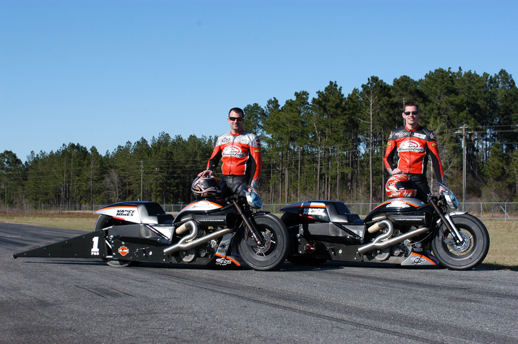 Questa immagine ha l'attributo alt vuoto; il nome del file è 030912-krawiec-hines-harley-davidson-v-rod-drag-1.jpg